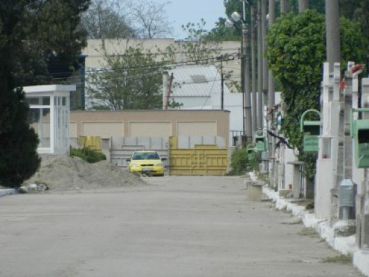 Creştinii au dat de pomană, în prima zi de Paşte. Unii, mai comozi, au mers cu taxiul în cimitir
